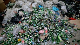 绿色空瓶循环利用-回收废物视频素材模板下载