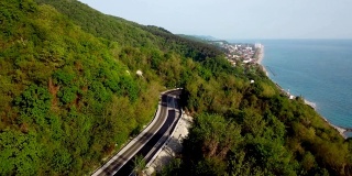 鸟瞰图的山路蜿蜒与汽车和卡车。