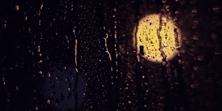 夜晚城市的灯光。雾气弥漫的玻璃。水珠落在窗户上。悲伤和悲伤的情绪背景。