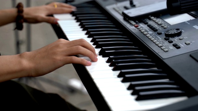 一个人练习乐器键盘