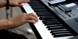 一个人练习乐器键盘