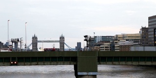 双层巴士驶过伦敦桥和塔桥的背景