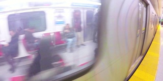 上海地铁到站了。