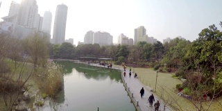 徐汇公园湖与人在中国上海。