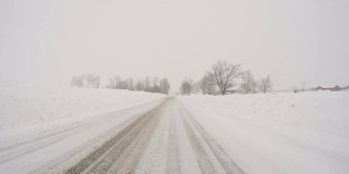在一条积雪覆盖的偏僻的乡村道路上行驶。