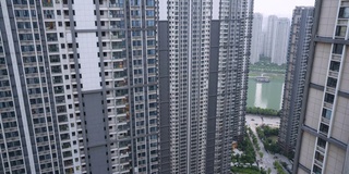 中国武汉几幢高层住宅现代城市建筑窗户中光线的时间流逝和街景