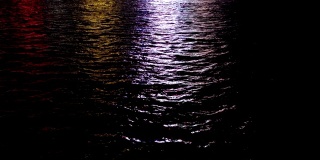 夜晚城市的灯光反射在水面上。