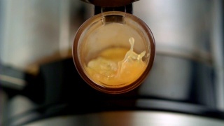 橙汁从榨汁机中流出。超级慢动作视频素材模板下载