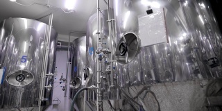 工业啤酒厂店内设有用于制啤酒麦芽的金属水箱，全景尽收眼底