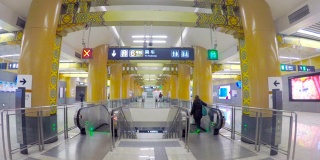 北京地铁自动扶梯下行，大门装饰传统中式。