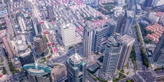 中国上海市区摩天大楼和高层办公楼鸟瞰图。亚洲智慧城市的金融区和商业中心。