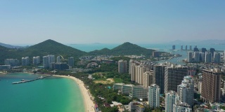 阳光明媚的三亚著名的大东海海滩湾岛航拍全景4k中国海南