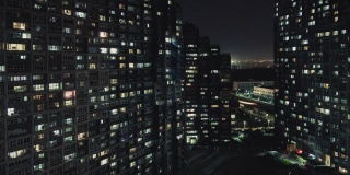 T/L HA PAN住宅楼，窗户闪烁的夜晚/北京，中国