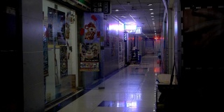 在中国，霓虹灯闪烁的漫长昏暗的室内走廊。