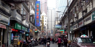 这是上海市中心一条熙熙攘攘、霓虹闪烁的街道。
