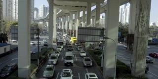 摄影车拍摄了上海高速公路下缓慢行驶的交通。