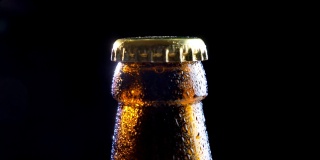 特写拍摄的啤酒瓶盖与背景孤立在黑色