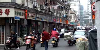 上海市中心一条繁华拥挤的小街道。