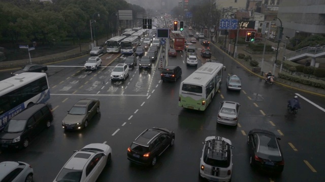 慢镜头交通在上海市中心，中国人民广场。