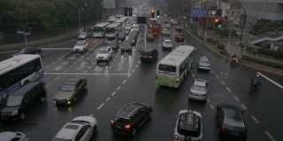 慢镜头交通在上海市中心，中国人民广场。
