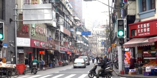 上海市区白天繁华拥挤的街道。