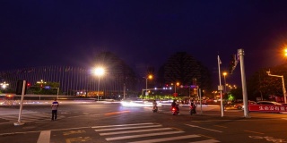 夜间时间照亮三亚交通街道十字路口著名的酒店全景4k时间推移海南岛中国
