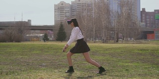 女学生使用虚拟现实头盔和武士刀。学生努力对抗敌人。
