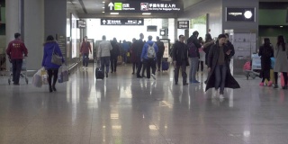 2个镜头:上海虹桥机场2号航站楼出发走廊。