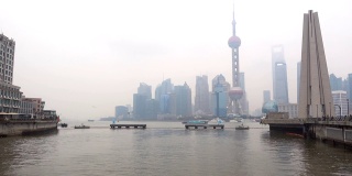 2个镜头:苏州江桥上的上海浦东天际线。