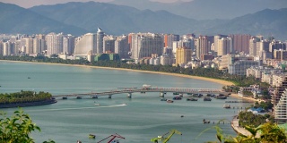 日落三亚湾著名酒店交通大桥全景4k时间推移海南岛中国