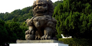 中国古代的守护狮子雕像在寺庙