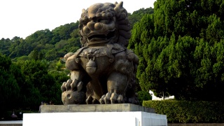 中国古代的守护狮子雕像在寺庙视频素材模板下载