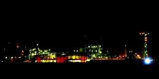 晚上的炼油厂