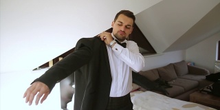 帅哥准备结婚的日子，在酒店房间试穿黑色西装