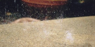 雨水落在水泥地板上