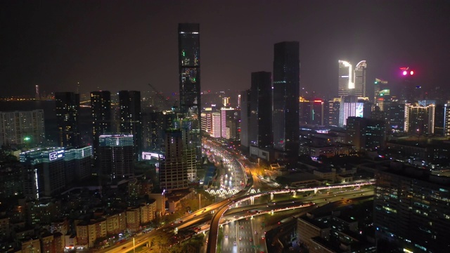 夜间照明飞行在深圳市区交通街道空中全景4k中国