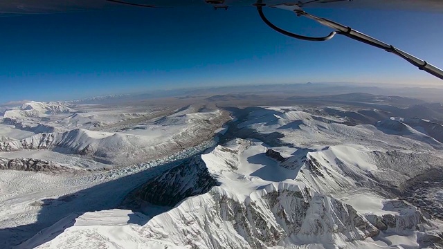 飞机飞越喜马拉雅山脉