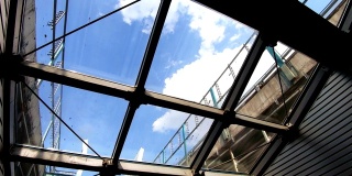 地铁的玻璃屋顶
