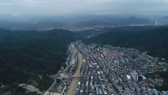 鸟瞰图中国城市在山区在福建