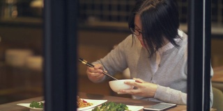 美丽的中国女人正在餐馆吃饭