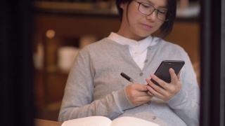 中国孕妇正在用手机记录信息视频素材模板下载