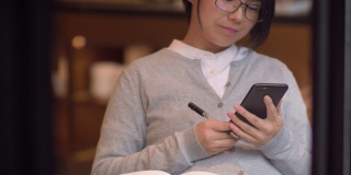 中国孕妇正在用手机记录信息