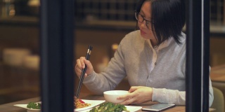 美丽的中国女人正在餐馆吃饭