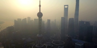 在雾或薄雾的上海市区摩天大楼和高层办公楼鸟瞰图，中国。金融区和商业中心在亚洲智慧城市的日出。