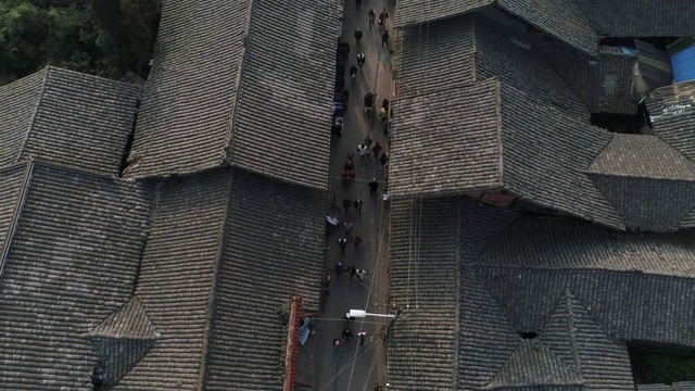 从空中俯瞰中国古镇/村庄街道