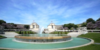 巴黎特罗卡德罗广场，阳光明媚，天空湛蓝，有喷泉