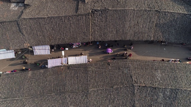 从空中俯瞰中国古镇/村庄街道