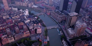 鸟瞰图黄浦江和摩天大楼和高层写字楼在上海市中心，中国。亚洲智慧城市的金融区和商业中心。