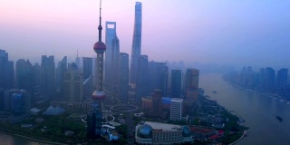 在雾或薄雾的上海市区摩天大楼和高层办公楼鸟瞰图，中国。金融区和商业中心在亚洲智慧城市的日出。