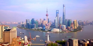 蓝天俯瞰上海市区的摩天大楼和高层办公大楼。亚洲智慧城市的金融区和商业中心。